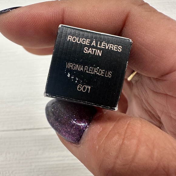 Gucci Rouge à Lèvres Satin Lipstick 601 Virginia Fleur De Lis NWT - Picture 3 of 3